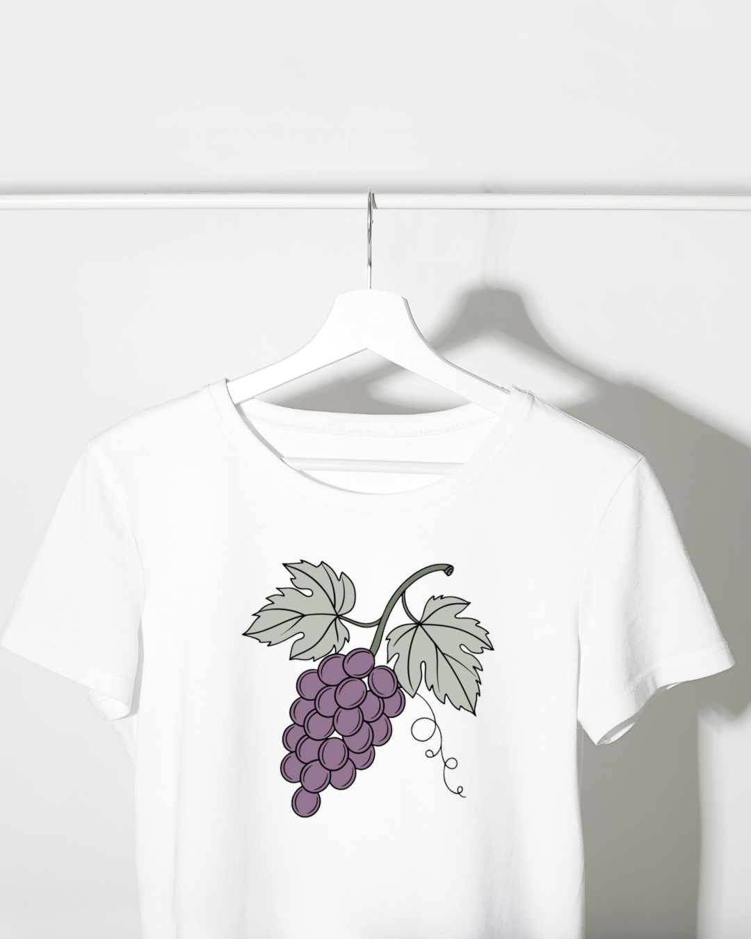 T-shirt affichant un raisin pastel élégant avec thèmes naturels graphiques