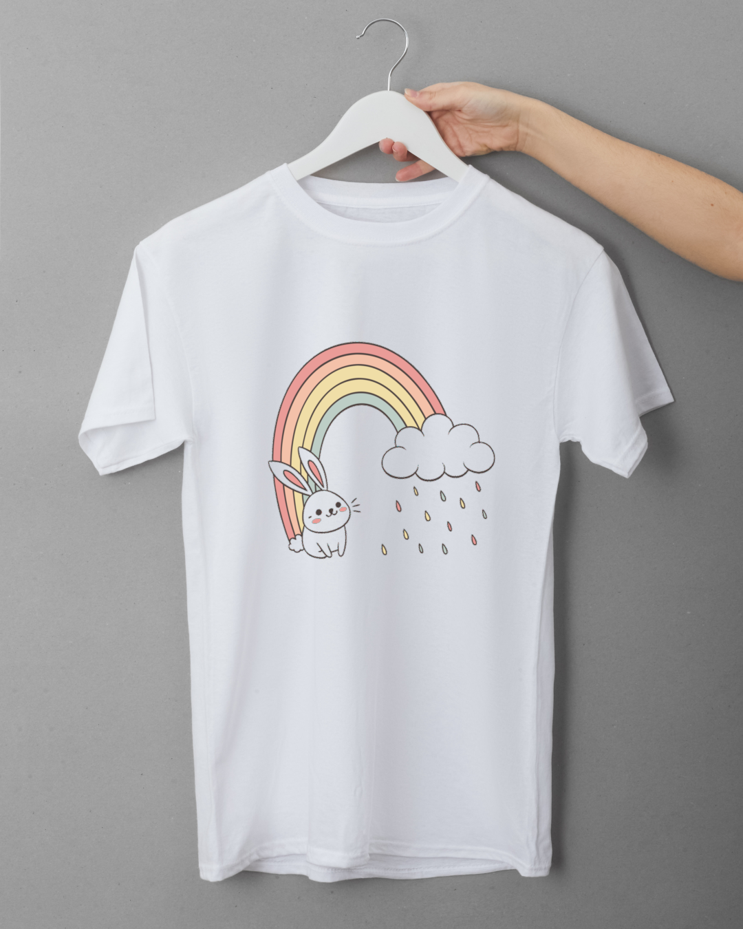 T-shirt ludique avec lapin joyeux sous arc-en-ciel, idéal pour le printemps