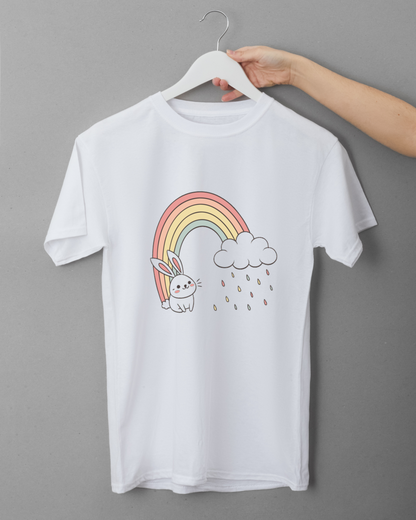 T-shirt ludique avec lapin joyeux sous arc-en-ciel, idéal pour le printemps