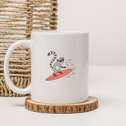 Mug ludique avec un lémurien cartoonesque surfeur au milieu d'un décor marin
