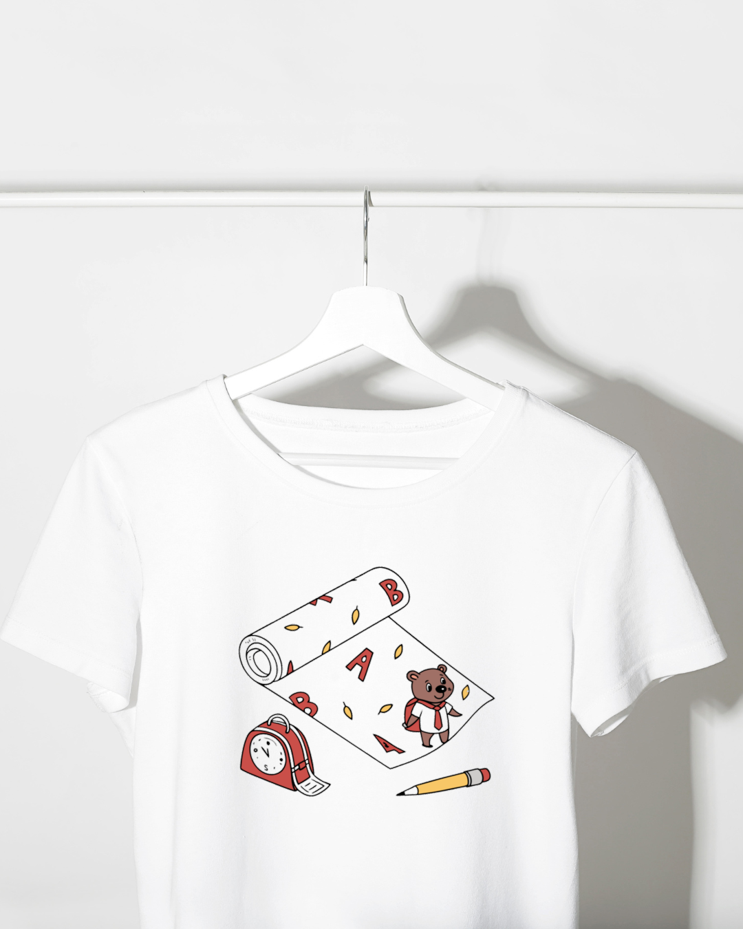 T-shirt avec un ours studieux stylisé, minimaliste et axé éducation