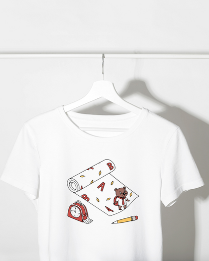 T-shirt avec un ours studieux stylisé, minimaliste et axé éducation