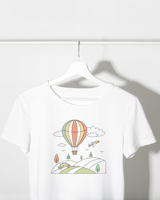 T-shirt avec montgolfière volante dans ciel pastel style numérique enchanteur