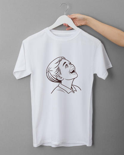 T-shirt avec design vintage d’enfant riant, transmettant une joie universelle