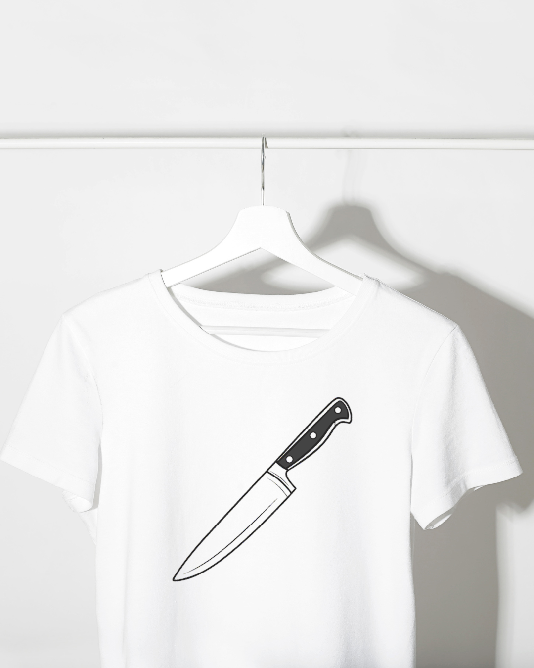 T-shirt avec couteau de chef élégant sur fond blanc style créatif et minimaliste