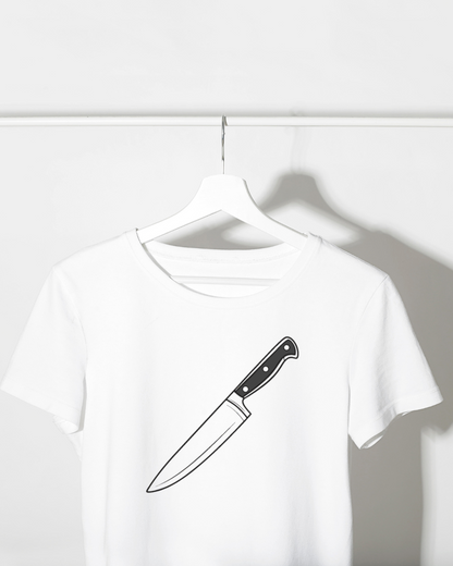 T-shirt avec couteau de chef élégant sur fond blanc style créatif et minimaliste