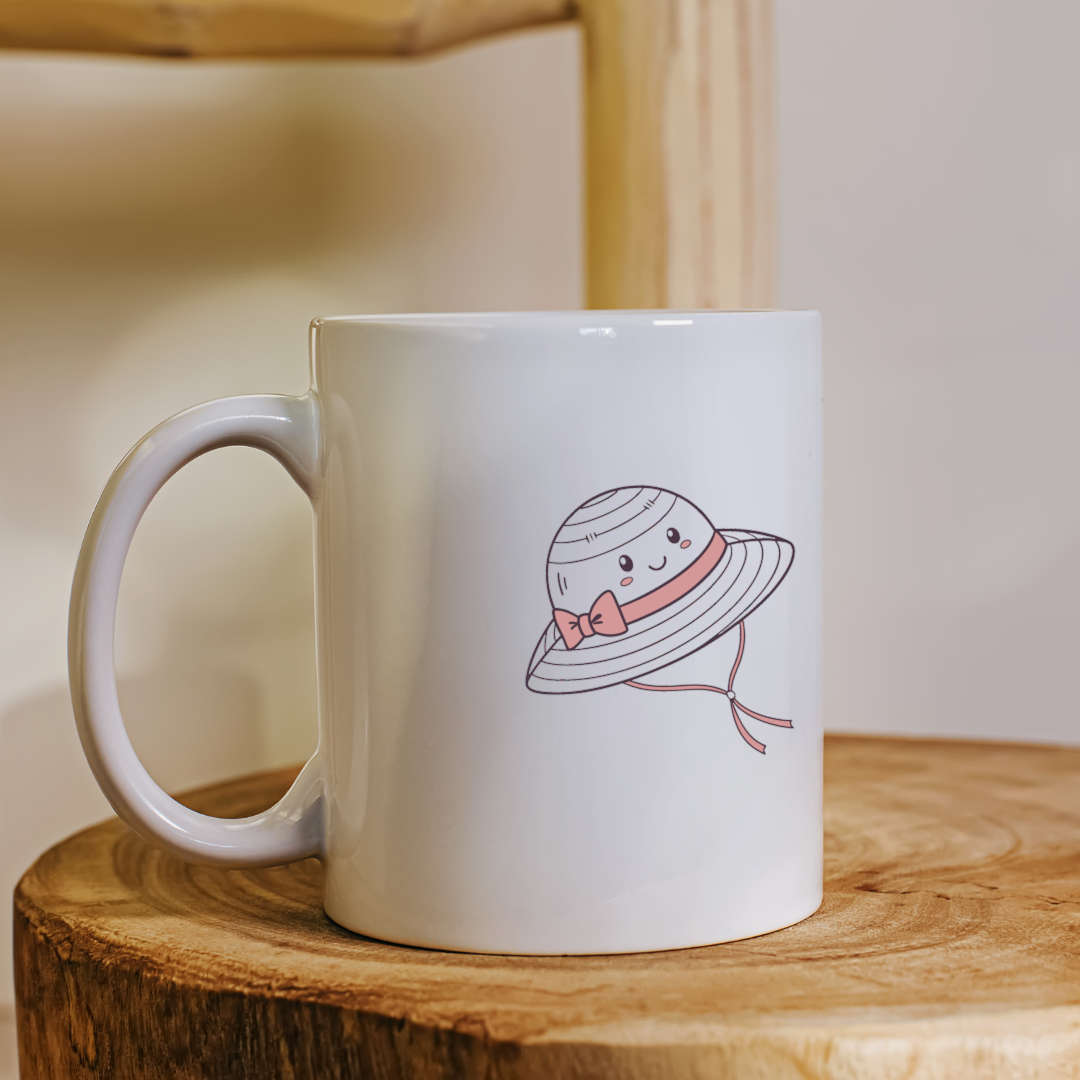 Mug estival avec chapeau coloré et décoratif pour ambiance joyeuse et charmante