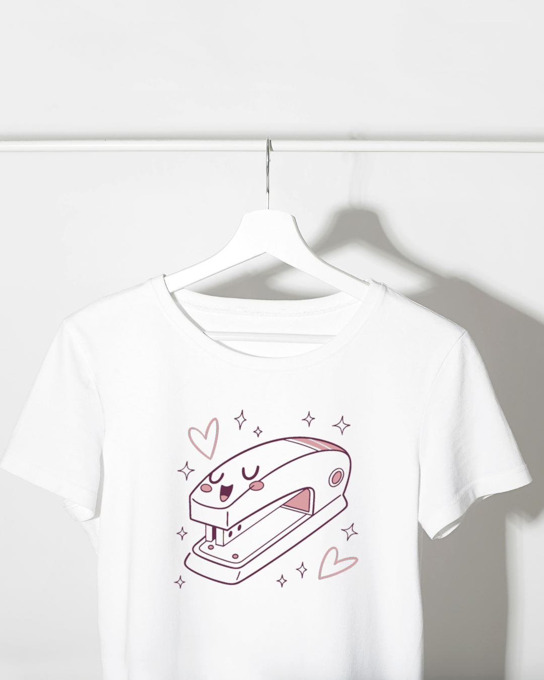 T-shirt avec agrafeuse ludique dégageant une ambiance scolaire amusante