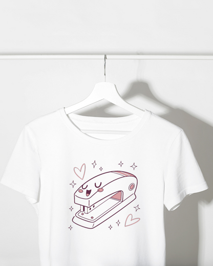 T-shirt avec agrafeuse ludique dégageant une ambiance scolaire amusante