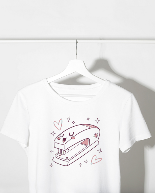 T-shirt avec agrafeuse ludique dégageant une ambiance scolaire amusante