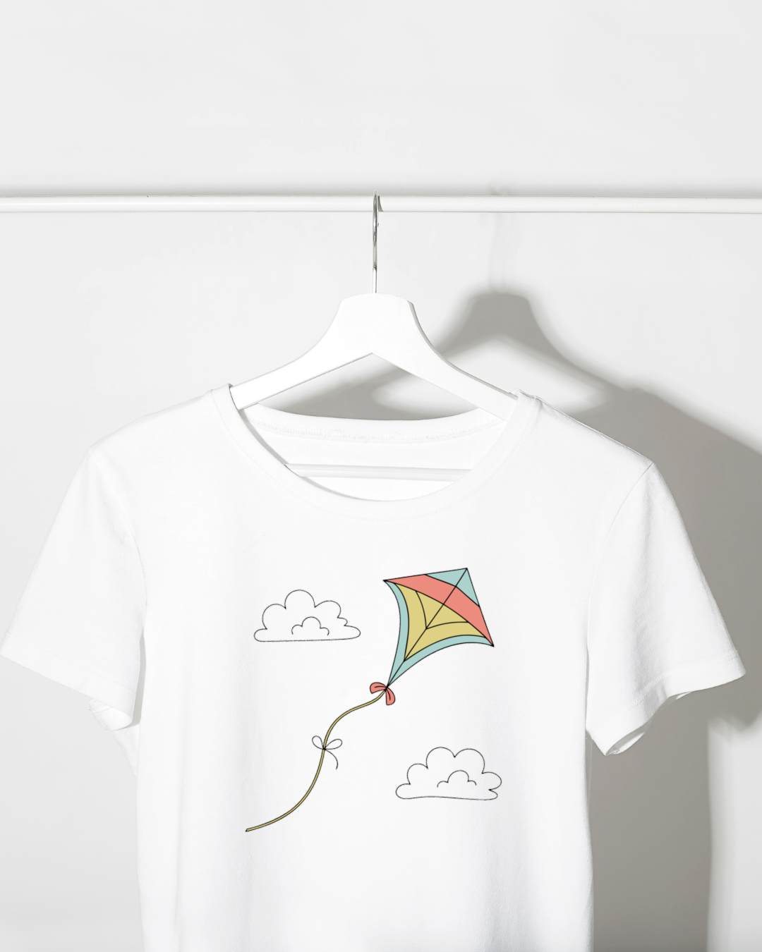 T-shirt moderne avec cerf-volant minimaliste, parfait pour les aventuriers