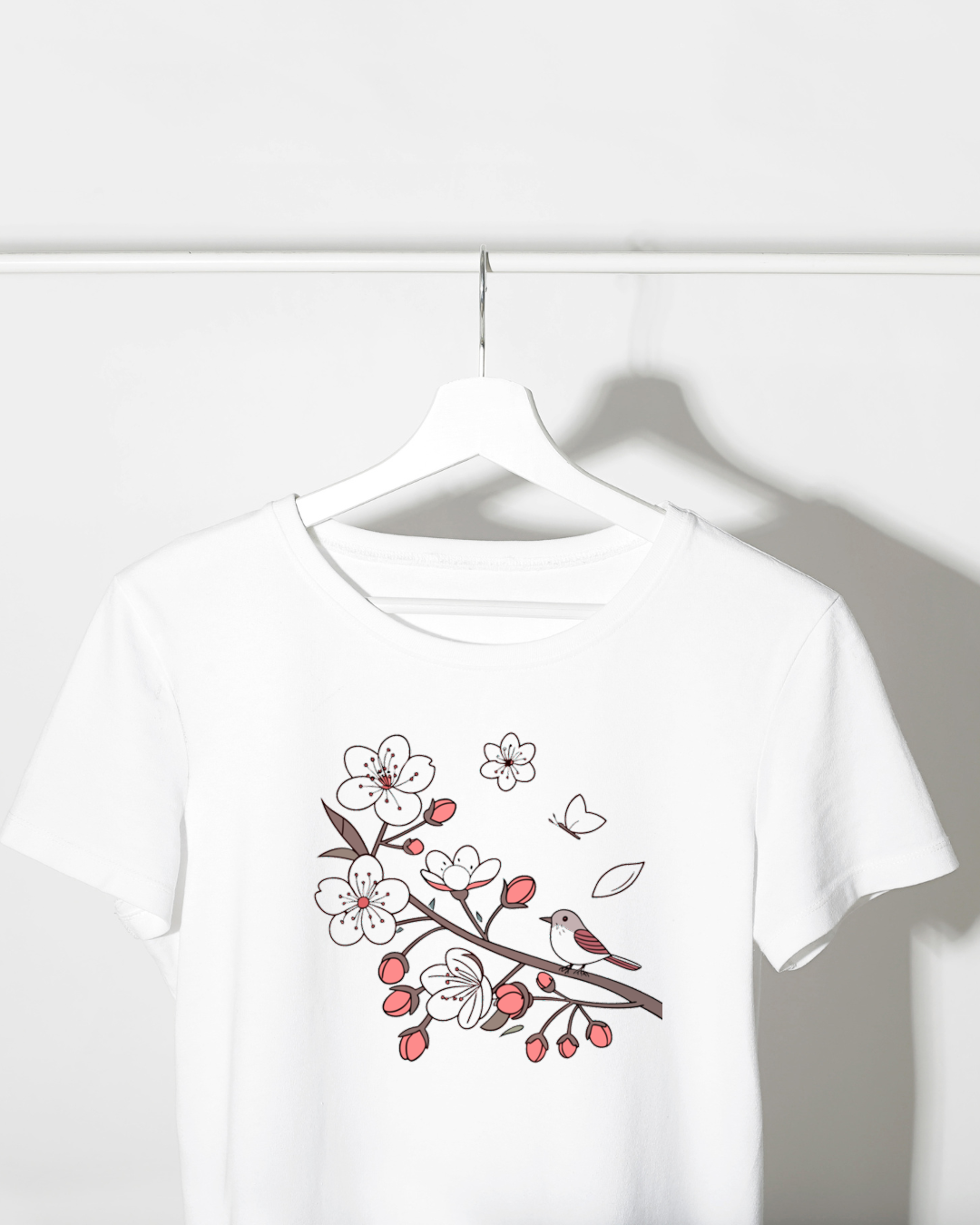T-shirt à motif élégant de moineau au milieu de fleurs de cerisier