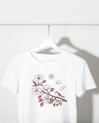 T-shirt à motif élégant de moineau au milieu de fleurs de cerisier