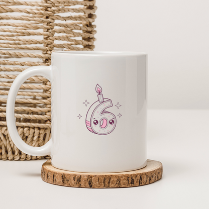 Motif joyeux du chiffre 6 sur une tasse, idéal pour offrir