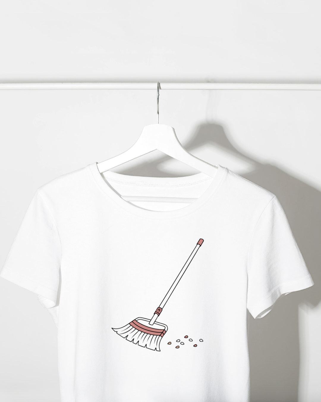 T-shirt avec balai stylisé en mouvement pour une touche moderne et quotidienne
