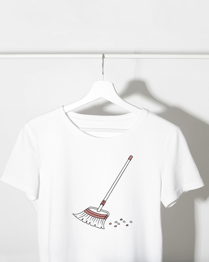 T-shirt avec balai stylisé en mouvement pour une touche moderne et quotidienne