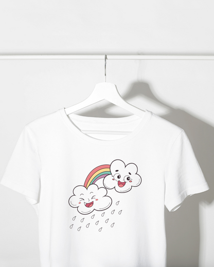 T-shirt fantaisie affichant des nuages souriants et un arc-en-ciel, style doodle
