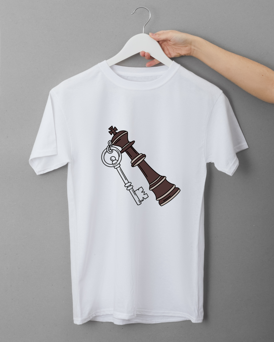 T-shirt au style flat avec motif roi échecs et clé, thème stratégique élégant