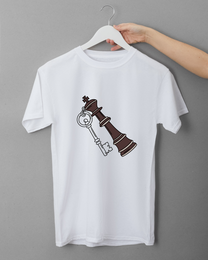 T-shirt au style flat avec motif roi échecs et clé, thème stratégique élégant