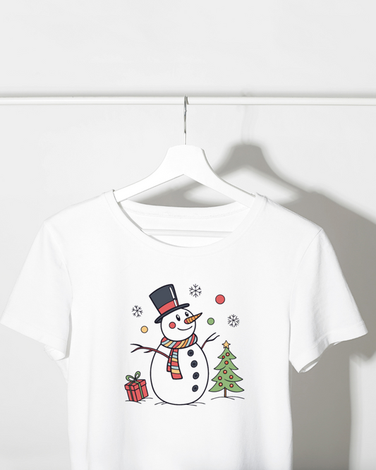 T-shirt festif avec un bonhomme de neige joyeux sur fond coloré et dynamique