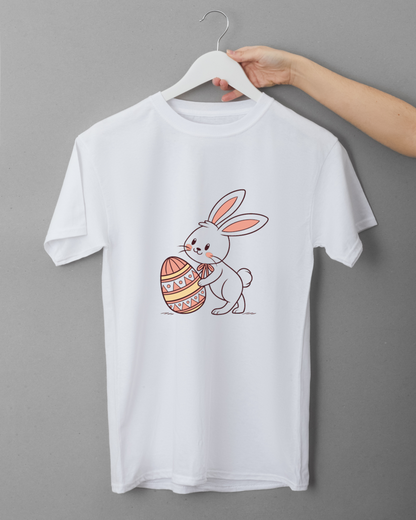 T-shirt avec lapin pastel joyeux portant un œuf de Pâques sur fond printanier