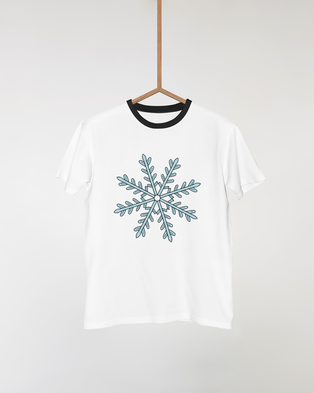 T-shirt noir avec flocon de neige artistique symétrique blanc délicatement imprimé