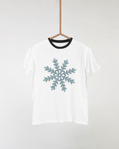 T-shirt noir avec flocon de neige artistique symétrique blanc délicatement imprimé