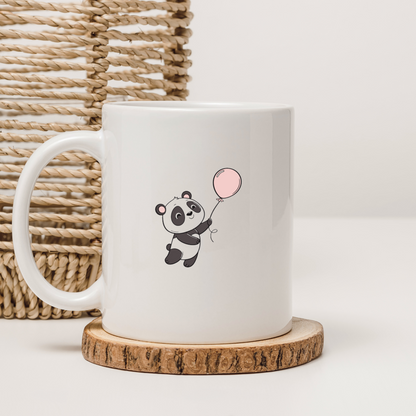 Graphisme sur tasse, panda mignon et ballon rose pour moments de détente.