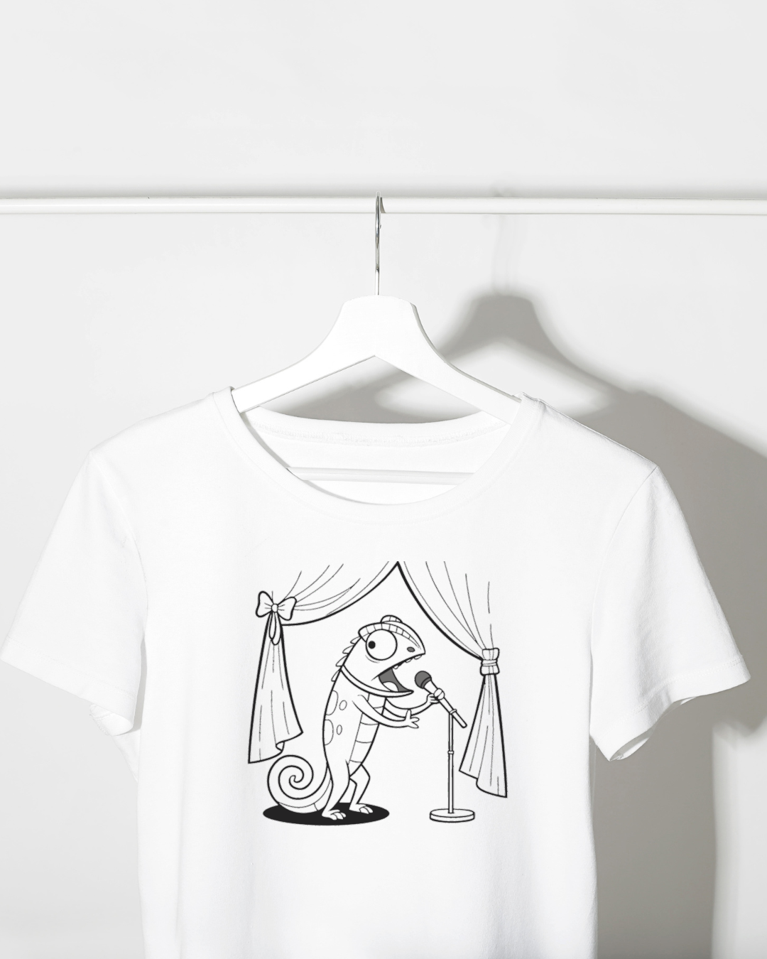 T-shirt avec dynamique emblème de caméléon vibrant pour un style unique