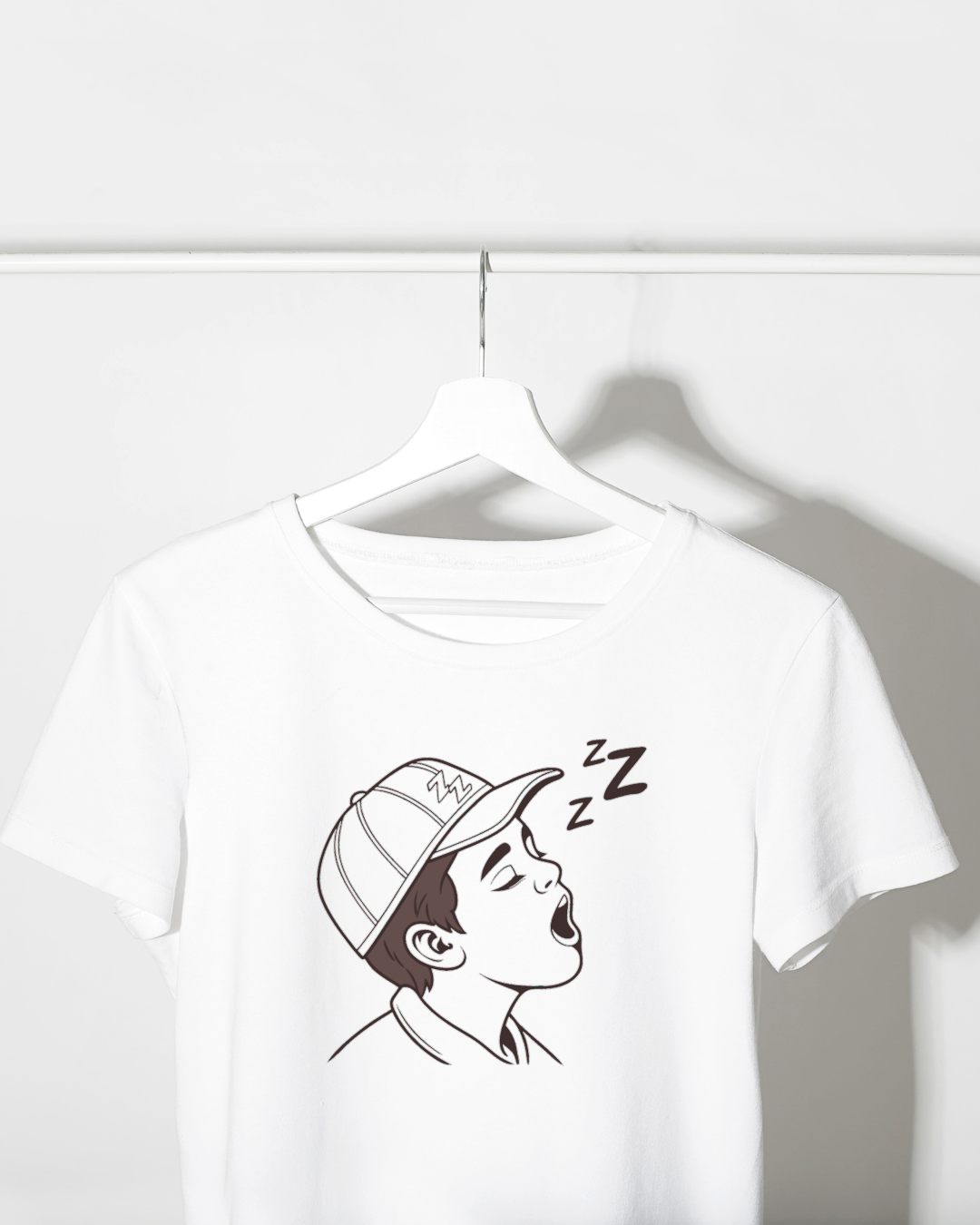 T-shirt style doodle affichant un enfant qui dort paisiblement en motif numérique