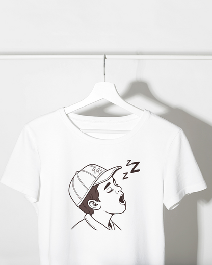 T-shirt style doodle affichant un enfant qui dort paisiblement en motif numérique