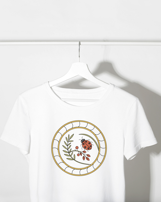 T-shirt avec motif coccinelle sur fond floral élégant et naturel