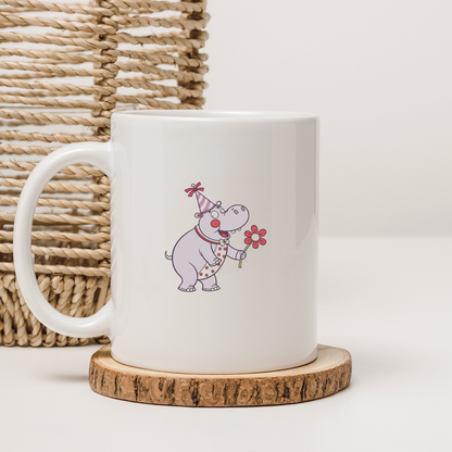 Mug avec hippo joyeux portant une fleur dans un style doodle éclatant et festif