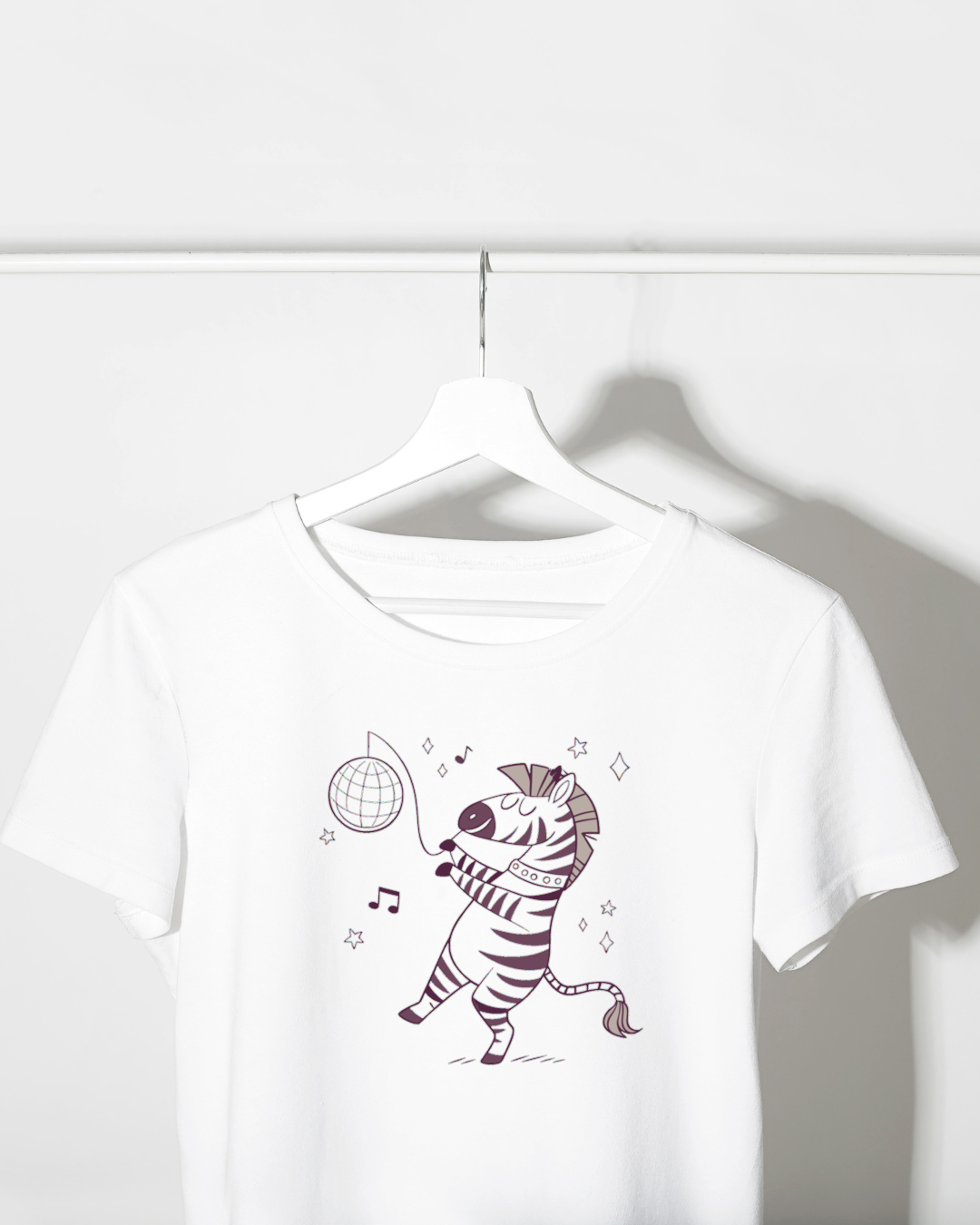 T-shirt amusant avec zèbre dansant disco coloré dans un style ludique et animalier