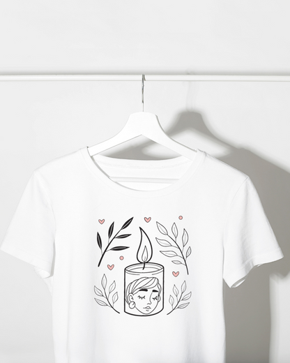 T-shirt élégant avec visage apaisé aux lignes délicates