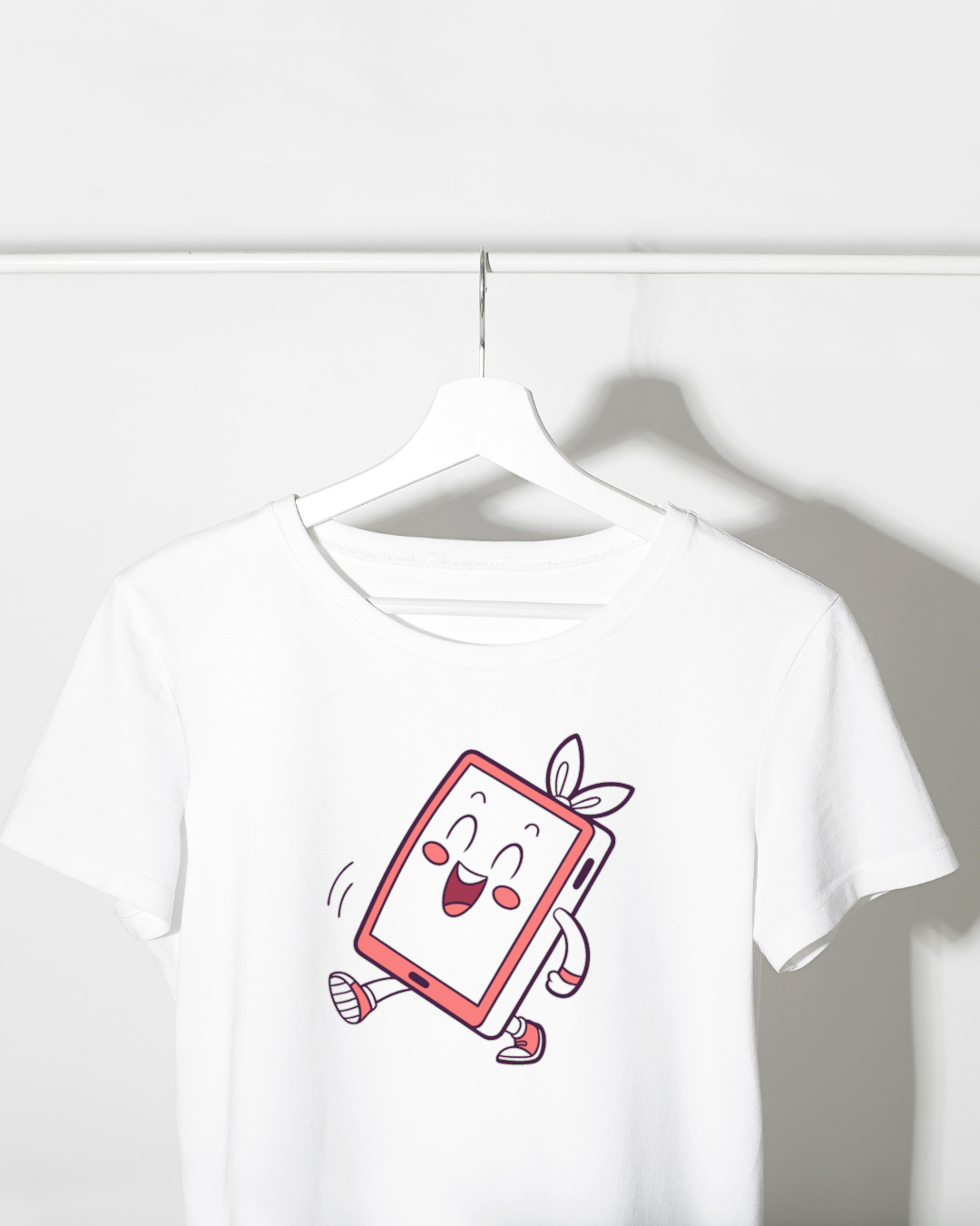 T-shirt fun avec tablette espiègle dans un doodle numérique dynamique