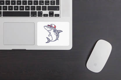 Sticker coloré avec requin souriant sous casquette sur fond marin ludique