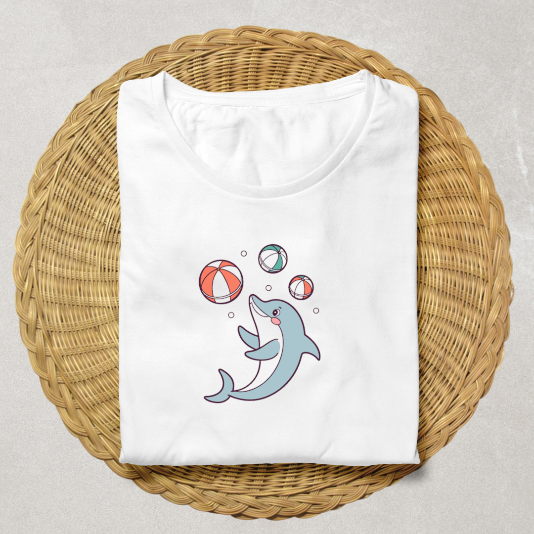 T-shirt avec dauphin en style cartoon jonglant des ballons thème marin