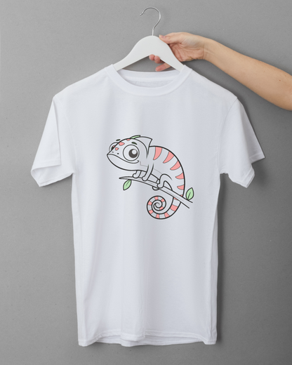 T-shirt avec un dessin exotique de caméléon curieux dans un style doodle coloré