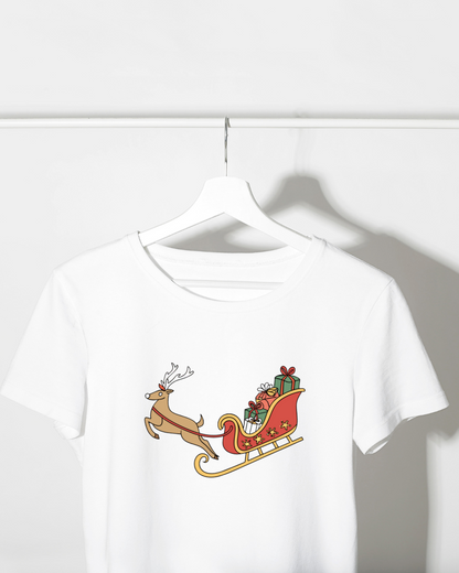 T-shirt festif avec un joyeux renne et son traîneau magique devant décor de Noël