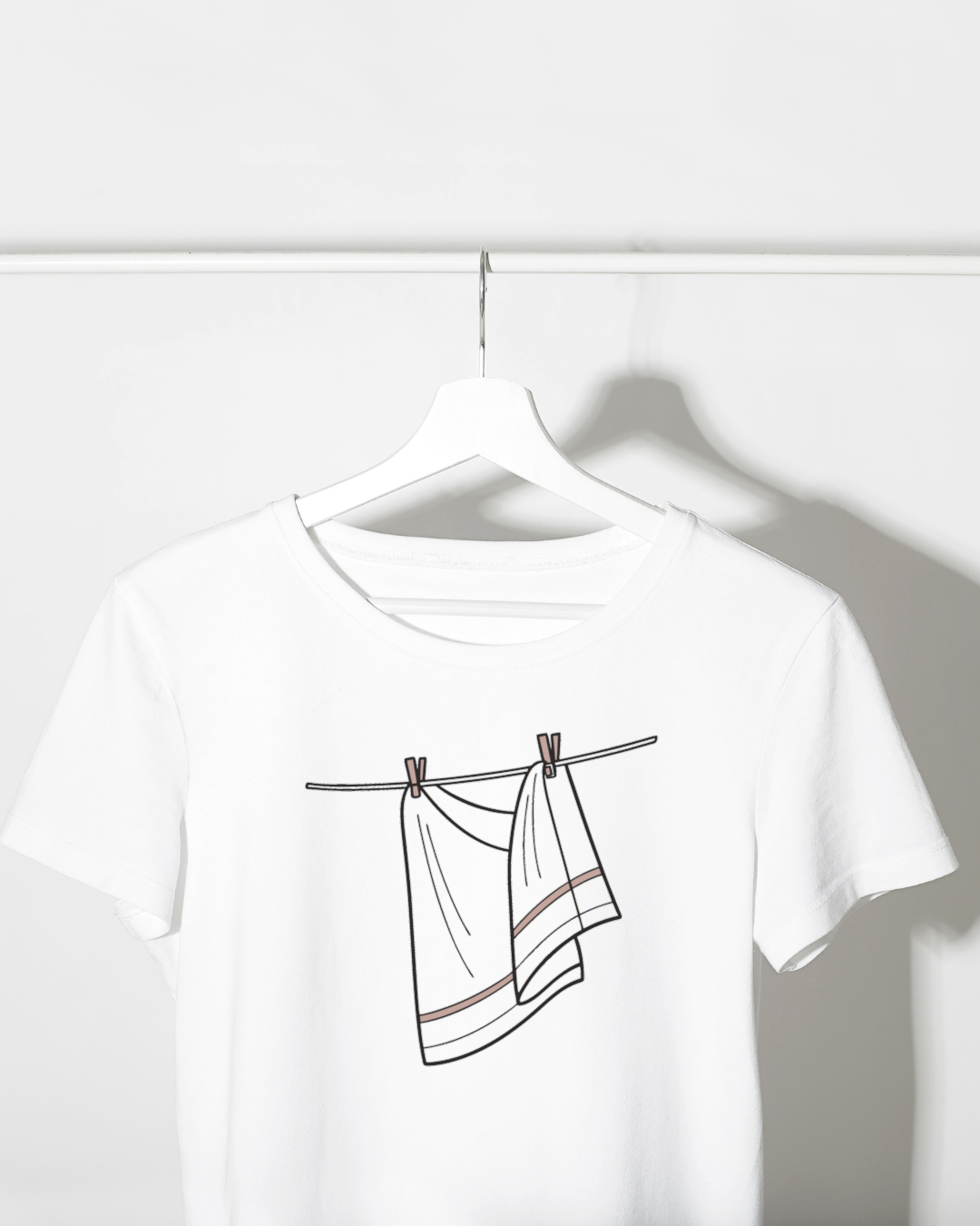 T-shirt stylé avec une serviette ébauchée minimaliste pour un confort quotidien