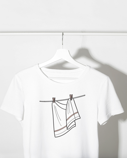 T-shirt stylé avec une serviette ébauchée minimaliste pour un confort quotidien