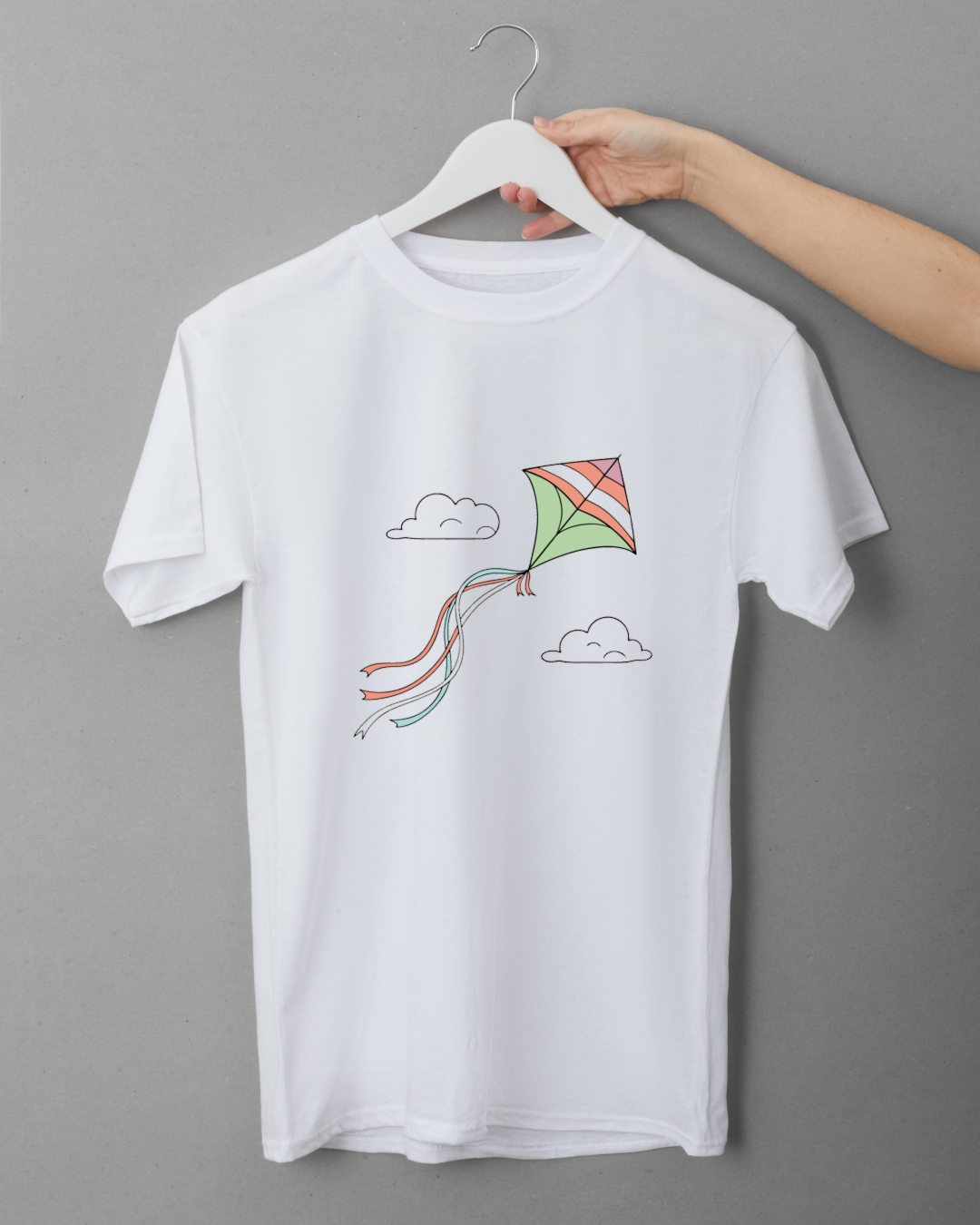 T-shirt avec cerf-volant arc-en-ciel flottant style aérien et design illustratif