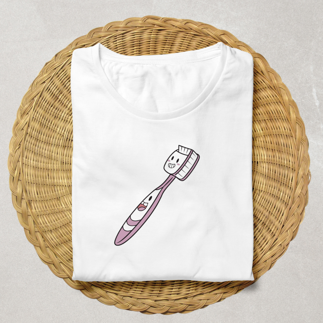 T-shirt humoristique avec brosse à dents souriante ajoutant une touche fun à la salle de bain