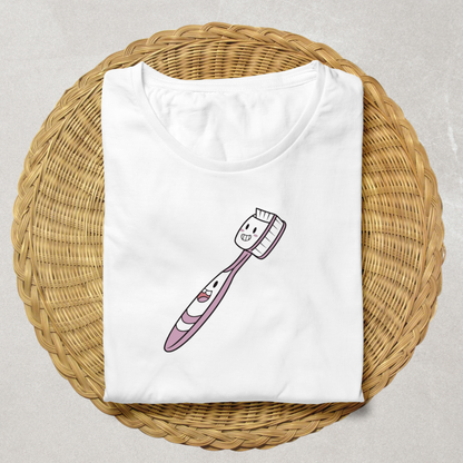 T-shirt humoristique avec brosse à dents souriante ajoutant une touche fun à la salle de bain
