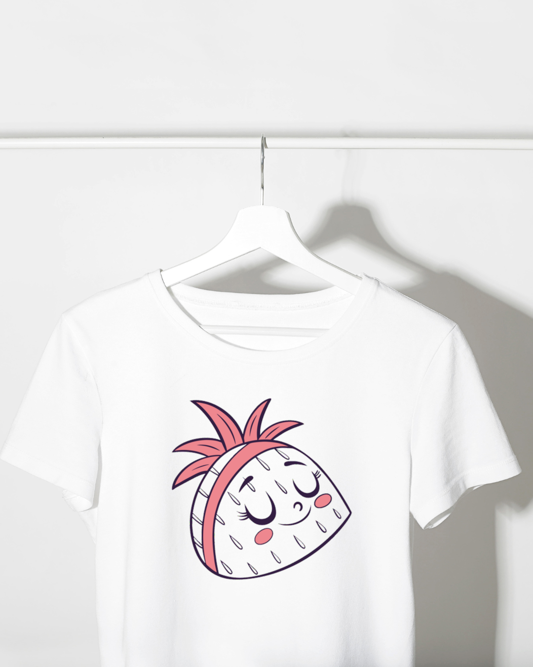 T-shirt avec un motif d’ananas pastel au style exotique et décoratif