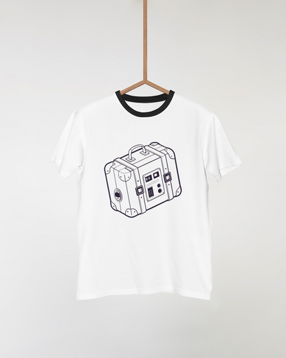 T-shirt avec valise rétro futuriste, style aventure numérique, élégant et moderne