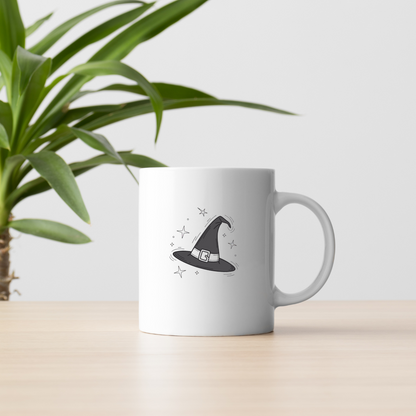 Un mug décoré d'un motif mystique évoquant un chapeau de sorcier tourbillonnant