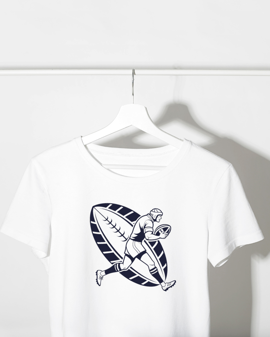 T-shirt moderne avec joueur de rugby puissant en style vectoriel sportif
