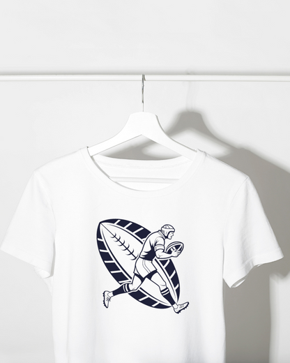 T-shirt moderne avec joueur de rugby puissant en style vectoriel sportif
